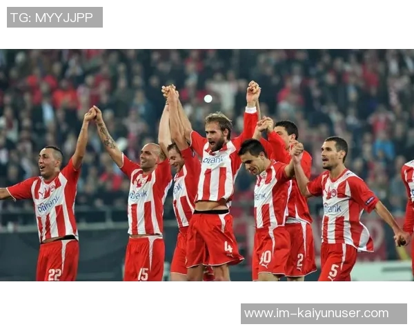 森林老板与贝尼特斯共赏奥林匹亚科斯对阵阿森纳精彩赛事